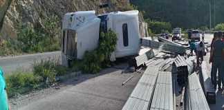 Bomberos Municipales Departamentales atendieron la emergencia donde un tráiler volcó en jurisdicción de Guastatoya, El Progeso. Foto: Bomberos Departamentales Municipales