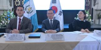 El embajador de Corea, Deuk Hwan Kim, junto al presidente de la comisión de Economía, Faver Salazar, previo a la firma del dictamen favorable para la adhesión de Guatemala al Tratado de Libre Comercio. Foto: La Hora / Fabricio Alonzo