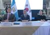 El embajador de Corea, Deuk Hwan Kim, junto al presidente de la comisión de Economía, Faver Salazar, previo a la firma del dictamen favorable para la adhesión de Guatemala al Tratado de Libre Comercio. Foto: La Hora / Fabricio Alonzo