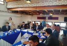 El viceministro de Transportes, Fernando Suriano, explica los objetivos de aprobar una ley del sistema portuario. Foto: La Hora