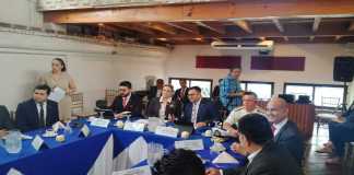 El viceministro de Transportes, Fernando Suriano, explica los objetivos de aprobar una ley del sistema portuario. Foto: La Hora