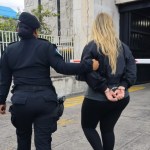 Una mujer que viajaba rumbo a Colombia fue capturada con más de US $10 mil sin declarar en el Aeropuerto La Aurora. Foto La Hora: PNC