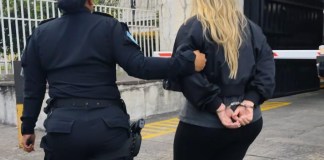 Una mujer que viajaba rumbo a Colombia fue capturada con más de US $10 mil sin declarar en el Aeropuerto La Aurora. Foto La Hora: PNC