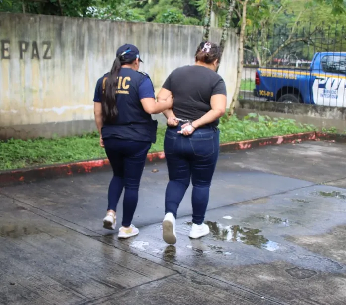 13 personas han sido capturadas por su presunta participación en una estructura criminal 13 personas han sido capturadas por su presunta participación en una estructura criminal. Foto La Hora: PNC