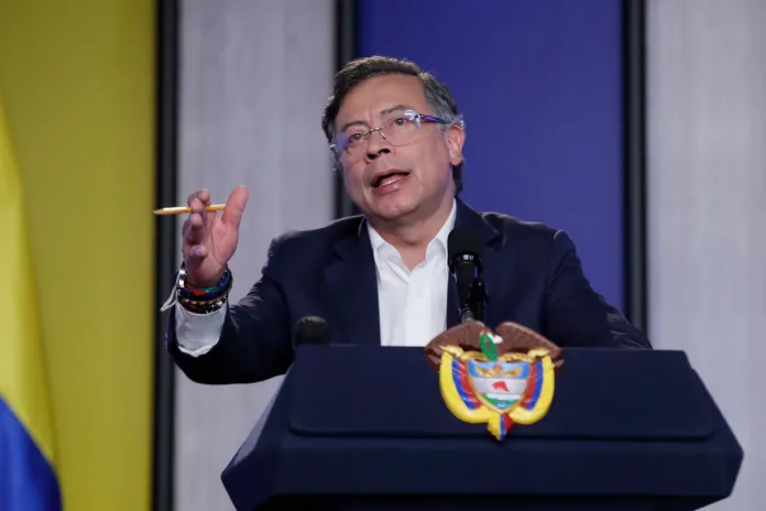 EE.UU. impone sanciones financieras a Petro tras acusarlo de  El presidente de Colombia, Gustavo Petro, habla durante una rueda de prensa en Bogotá