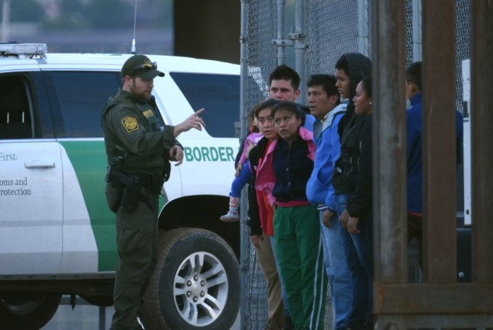 Juez impide a EEUU detener a menores no acompañados una vez que cumplen 18 años