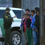 Juez impide a EEUU detener a menores no acompañados una vez que cumplen 18 años