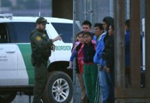 Juez impide a EEUU detener a menores no acompañados una vez que cumplen 18 años