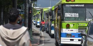 Manifestación de buses por pago de subsidio se desarrolla este lunes. Foto: José Orozco