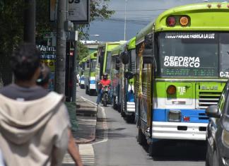 Manifestación de buses por pago de subsidio se desarrolla este lunes. Foto: José Orozco