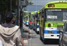 En imágenes: así se desarrolló la manifestación de transportistas por el subsidio al pasaje del adulto mayor Manifestación de buses por pago de subsidio se desarrolla este lunes. Foto: José Orozco