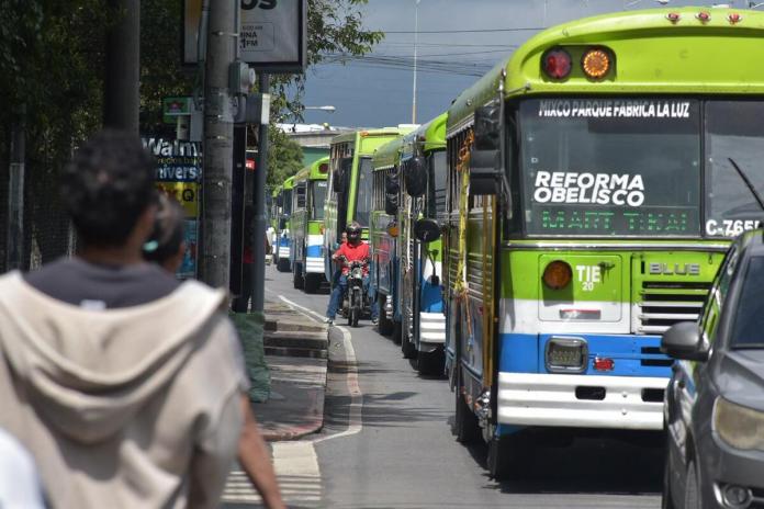 3d81c0da-1870-44fa-8dec-01ec610c765d (1) Manifestación de buses por pago de subsidio se desarrolla este lunes. Foto: José Orozco