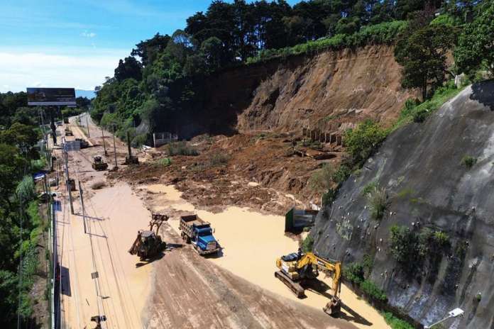 El derrumbe en el kilómetro 24 de la carretera a El Salvador. Foto La Hora: José Orozco