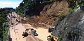 El derrumbe en el kilómetro 24 de la carretera a El Salvador. Foto La Hora: José Orozco