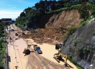 El derrumbe en el kilómetro 24 de la carretera a El Salvador. Foto La Hora: José Orozco