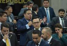 El jefe de bloque de Vamos, Allan Rodríguez, acusó a los miembros del oficialismo de llevar mototaxistas para amedrentarlos. Foto La Hora: José Orozco