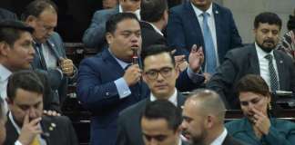 El jefe de bloque de Vamos, Allan Rodríguez, acusó a los miembros del oficialismo de llevar mototaxistas para amedrentarlos. Foto La Hora: José Orozco