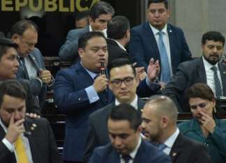 El jefe de bloque de Vamos, Allan Rodríguez, acusó a los miembros del oficialismo de llevar mototaxistas para amedrentarlos. Foto La Hora: José Orozco