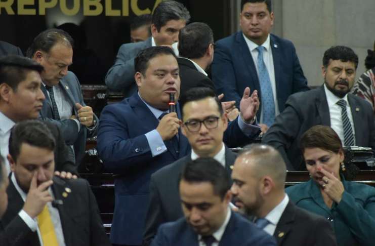 El jefe de bloque de Vamos, Allan Rodríguez, acusó a los miembros del oficialismo de llevar mototaxistas para amedrentarlos. Foto La Hora: José Orozco