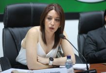 La diputada de la UNE, Teresita de León, asume como secretaría del partido de su mamá, Sandra Torres. Foto La Hora: Congreso.