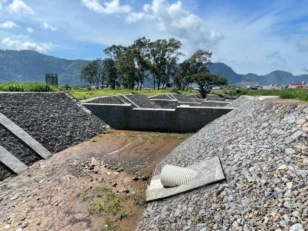 Los diques en el kilómetro 44 de la autopista Palín-Escuintla quedaron obstruidos con sedimento, según Conred. Foto La Hora: Conred 