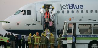 Fotografía de archivo del proceso de desembarque de los pasajeros de un avión de la aerolínea JetBlue, tras un aterrizaje forzoso. Foto La Hora: EFE