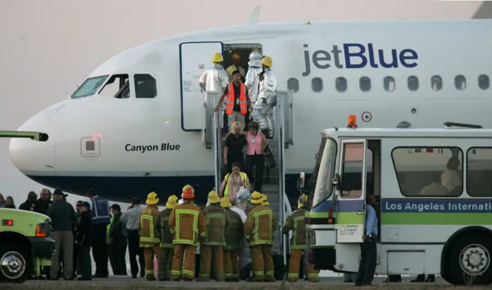 Un Airbus de JetBlue aterriza de emergencia en Florida y deja varios pasajeros heridos Fotografía de archivo del proceso de desembarque de los pasajeros de un avión de la aerolínea JetBlue, tras un aterrizaje forzoso. Foto La Hora: EFE