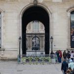 El robo de un conjunto de joyas "de un valor patrimonial e histórico incalculable" en el Museo del Louvre este domingo por la mañana lo llevó a cabo en apenas siete minutos un comando de tres o cuatro ladrones "profesionales", pero que perdieron una parte del botín en su huida. EFE/EPA/Mohammed Badra