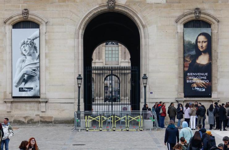 El robo de un conjunto de joyas "de un valor patrimonial e histórico incalculable" en el Museo del Louvre este domingo por la mañana lo llevó a cabo en apenas siete minutos un comando de tres o cuatro ladrones "profesionales", pero que perdieron una parte del botín en su huida. EFE/EPA/Mohammed Badra