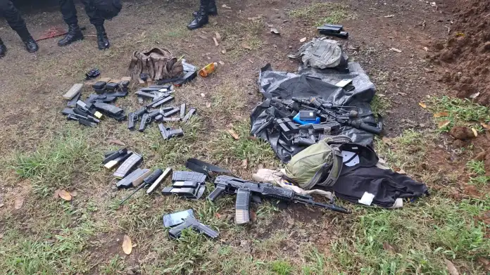 ARMAS PNC el decomiso de un arsenal de armas de fuego de alto calibre durante un operativo estratégico realizado en la zona 3 de Escuintla. Foto La Hora: PNC.