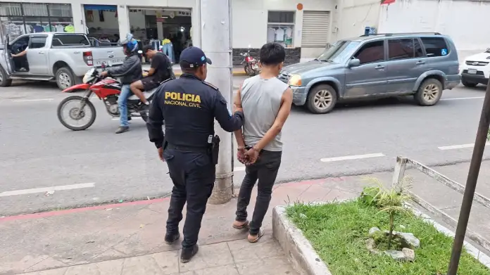 ATAQUE PNC capturó a Erik “N”, de 19 años, quien fue identificado como el conviviente de la víctima. Foto La Hora: PNC.