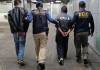 Agentes de la PNC con dos hombres deportados. Foto La Hora: PNC