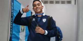 Oscar Santis selecciona para la alineación del partido de El Salvador conra Guatemala. Foto La Hora: FedeFut