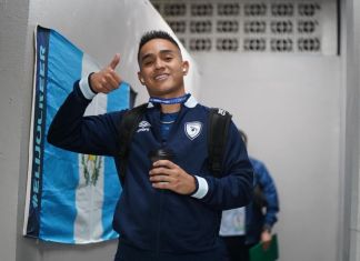 Oscar Santis selecciona para la alineación del partido de El Salvador conra Guatemala. Foto La Hora: FedeFut
