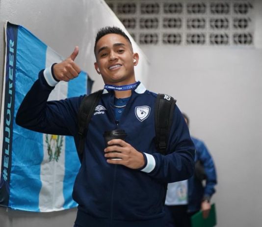 Oscar Santis selecciona para la alineación del partido de El Salvador conra Guatemala. Foto La Hora: FedeFut