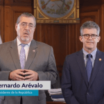 Bernardo Arévalo, en compañía del Ministro de Salud, Joaquín Barnoya. Foto La Hora: captura.
