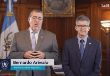 Bernardo Arévalo, en compañía del Ministro de Salud, Joaquín Barnoya. Foto La Hora: captura.