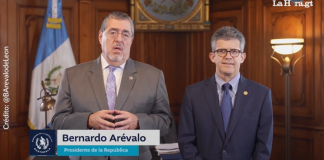 Bernardo Arévalo, en compañía del Ministro de Salud, Joaquín Barnoya. Foto La Hora: captura.
