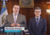 Bernardo Arévalo, en compañía del Ministro de Salud, Joaquín Barnoya. Foto La Hora: captura.