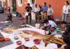 Colectivo Chucho Callejero crea alfombra artística en el Arco de Correos para honrar a la Virgen de la Asunción Artistas del Colectivo Chucho Callejero. Foto La Hora: Daniel Ramírez.