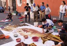 Colectivo Chucho Callejero crea alfombra artística en el Arco de Correos para honrar a la Virgen de la Asunción Artistas del Colectivo Chucho Callejero. Foto La Hora: Daniel Ramírez.