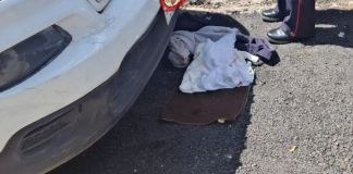 Bomberos Municipales Departamentales rescatan a recién nacido. Foto La Hora: Bomberos Municipales Departamentales de San José La Comunidad.