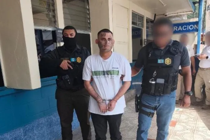 Artes LH (28) INTERPOL Guatemala recibió a Mejía Argueta, quien fue ubicado en México y entregado a Guatemala para ser expulsado a Honduras. Foto La Hora: PNC.