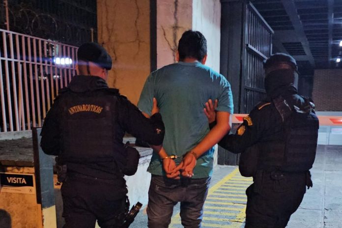 Capturan a José “N”, cuando trasladaba a cuatro personas extranjeras. Foto La Hora: PNC.
