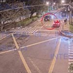 Conductor de un vehículo tipo pickup realizando disparos. Foto La Hora: Captura.