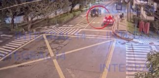Conductor de un vehículo tipo pickup realizando disparos. Foto La Hora: Captura.
