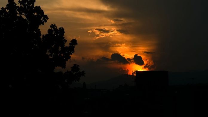 Crepúsculo de octubre en la Ciudad de Guatemala. Foto La Hora: Yesica Peña