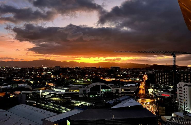 Atardecer de la ciudad de Guatemala en la epoca del cambio de equinoccio a solsticio. Foto La Hora: Yesica Peña
