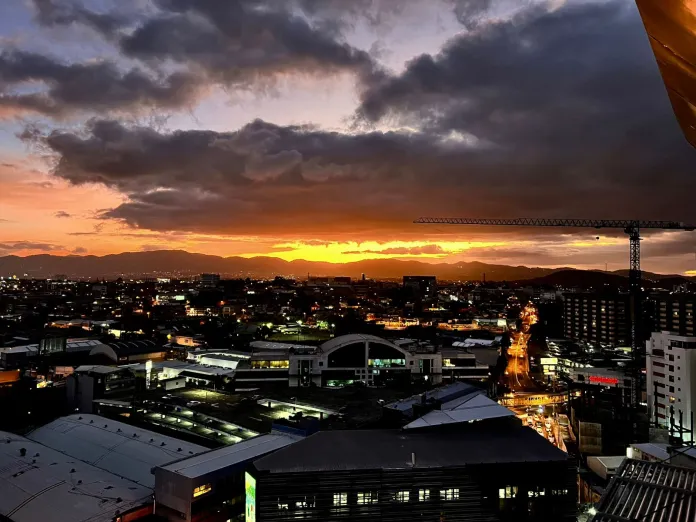 Atardecer durante el solsticio de invierno Atardecer de la ciudad de Guatemala en la epoca del cambio de equinoccio a solsticio. Foto La Hora: Yesica Peña