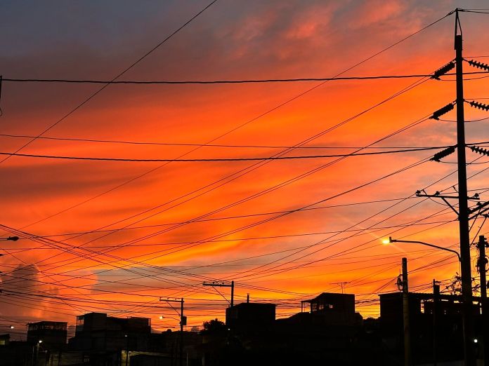 Atardecer de la ciudad de Guatemala en la epoca del cambio de equinoccio a solsticio. Foto La Hora: Yesica Peña